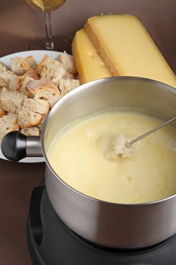 Gewurztraminer Cheddar Cheese Fondue